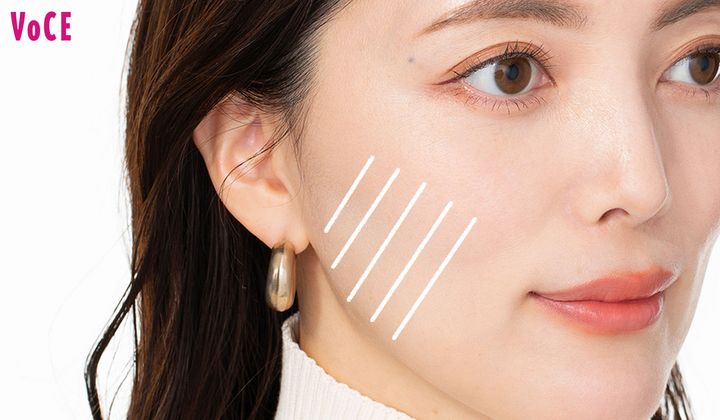 1：マットハイライトを頬コケ部分にたっぷりのせる