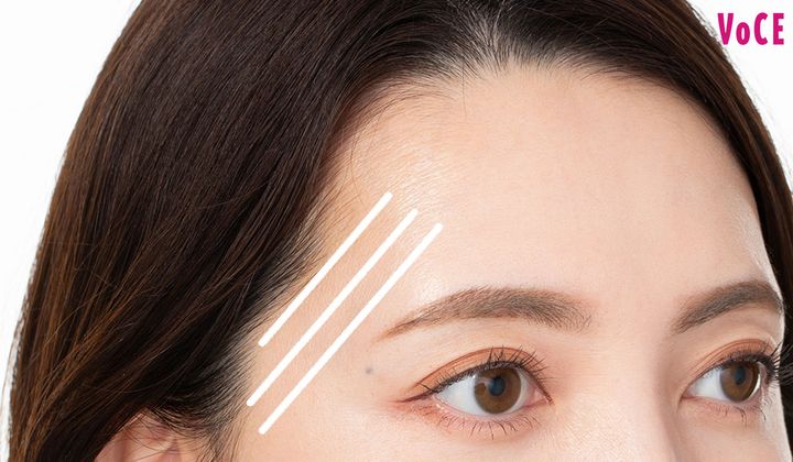 ３：こめかみの影を消すためにマットハイライトをのせる