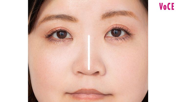 1：鼻筋にまっすぐ線を描くようにのせる