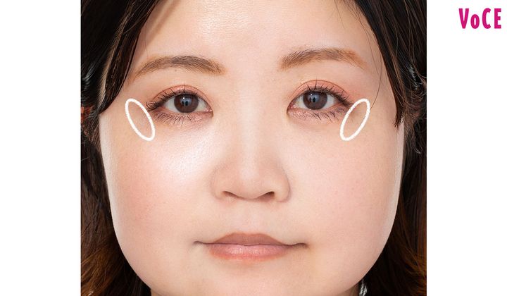 ４：頬骨の内側に華やかな輝きをのせる