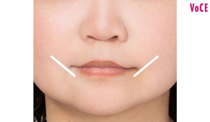 ２：口角からVラインを描く