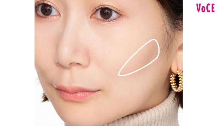 1：マットハイライトを頬の影に広めにのせる