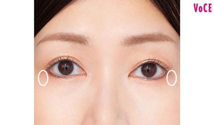 ４：目尻から垂直&狭めにのせる