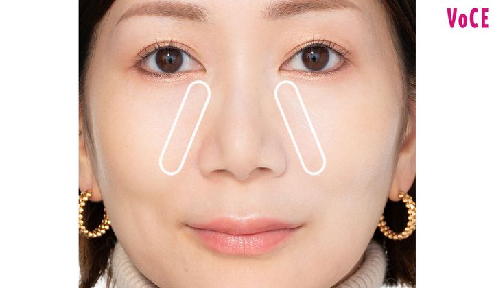 ３：目頭から頬の小鼻の延長線上あたりにものせる 