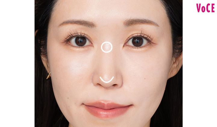 ４：鼻根と鼻先にもちょんっとのせる