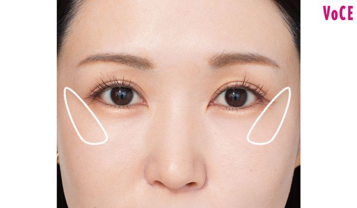 ２：頬骨にのせて横幅ふくらませる