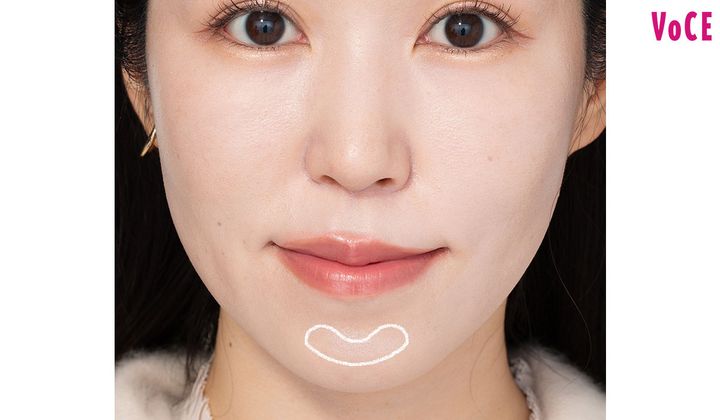 1：顎にUの字を描くイメージでハイライトをのせる