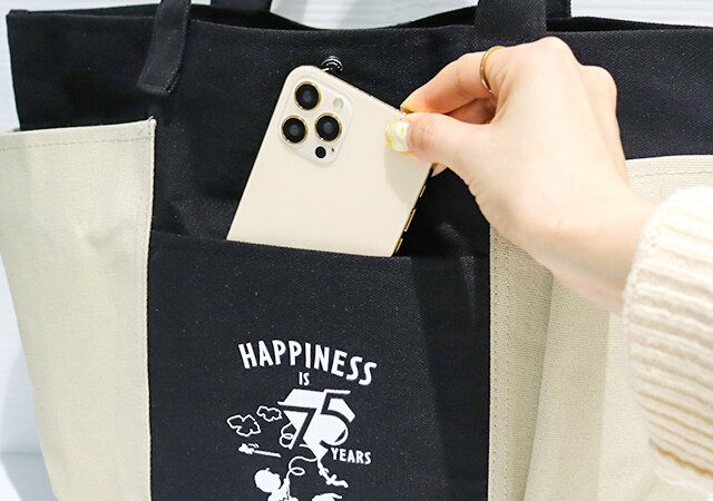 スヌーピー生誕記念の特別なトートバッグ フロントポケット実用例