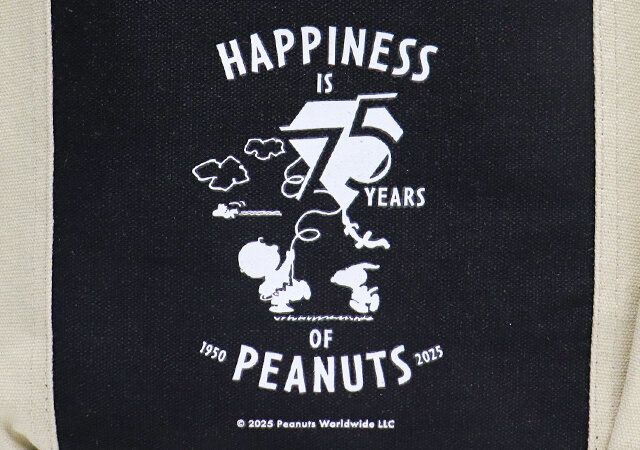 スヌーピー生誕記念の特別なトートバッグ フロントポケット 周年デザイン