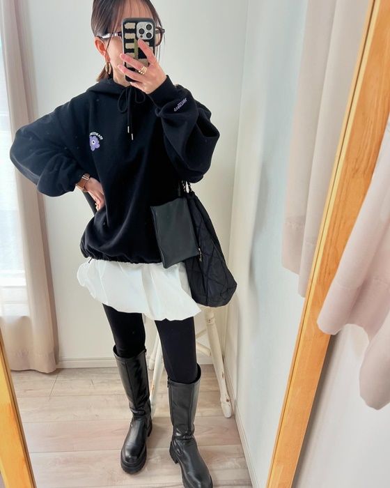 GUのオフホワイトの「バブルヘムミニスカート」×ロングブーツ