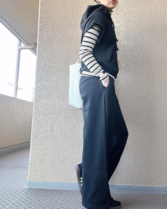 UNIQLOのブラックの「スウェットノースリーブパーカ」×スウェットワイドパンツ