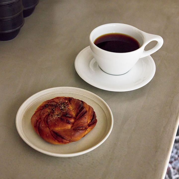 東京〈ミニッツ・コーヒー〉コーヒー、カルダモンロール