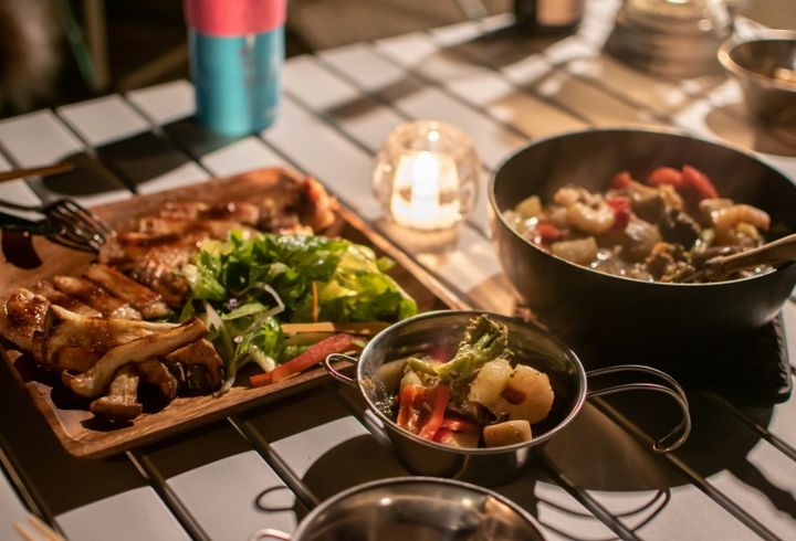 外 キャンプ 夕食 ランプ 家族との時間