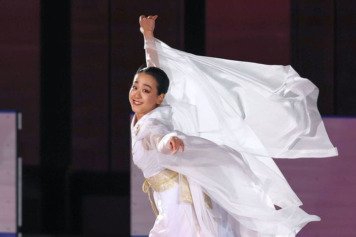 自らが監修したスケートリンクのオープニングセレモニーで、パフォーマンスするプロフィギュアスケーターの浅田真央さん（撮影：2024年11月、時事）