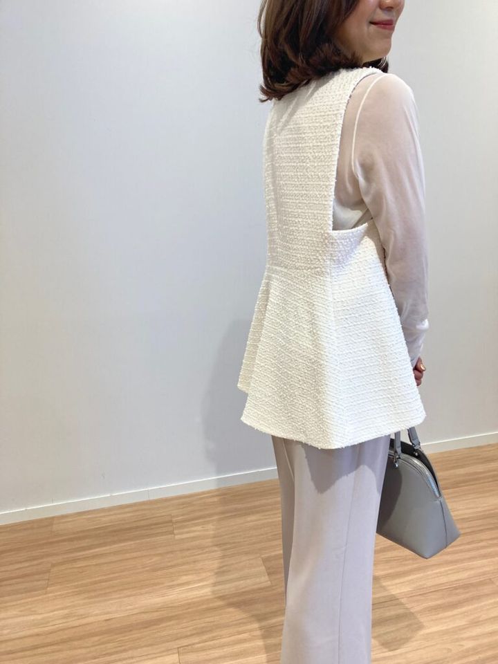 ツイードペプラムジレ WHITE ￥17,000、シャーリングスリーブシアープルオーバー WHITE ￥7,990、トリアセブレンドストレートパンツ BEIGE ￥13,000、2WAYコンパクトバッグ GRAY ￥13,000／すべてプラステ