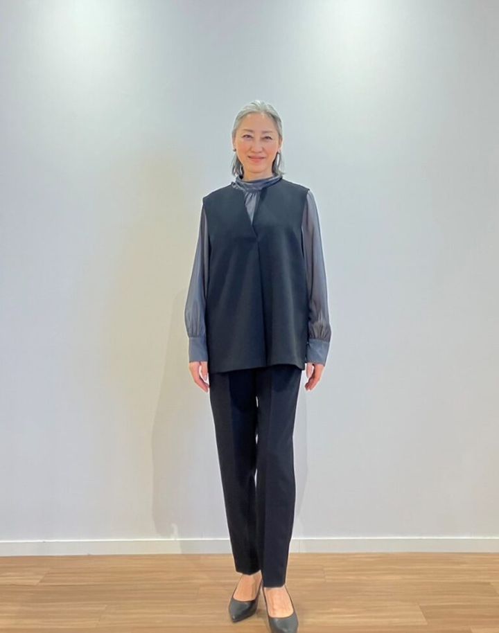 シアーボウタイブラウス GRAY ¥8,990、フロントタックベストパンツセットアップ NAVY ¥15,000、PLUS STYLE パンプス（ハイヒール）BLACK ¥11,000／すべてプラステ