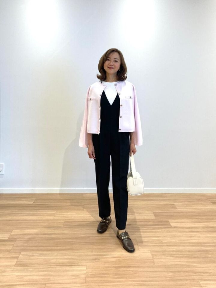 コットンブレンドメタルボタンカーディガン PINK ￥9,990、マルチファンクションクルーネックＴシャツ WHITE ￥5,990、ダブルクロスジャンパースーツ BLACK ￥15,000、ソフトショルダーバッグ OFF WHITE ￥8,990、2WAYビットローファー BLACK ￥9,990／すべてプラステ