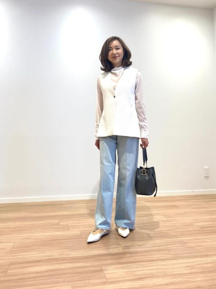 ツイードペプラムジレ WHITE ￥17,000、シャーリングスリーブシアープルオーバー WHITE ￥7,990、PLUS STYLE ハイライズワイドジーンズ BLUE ￥13,000、ポインテッドトゥスリングバックシューズ BEIGE ￥9,990