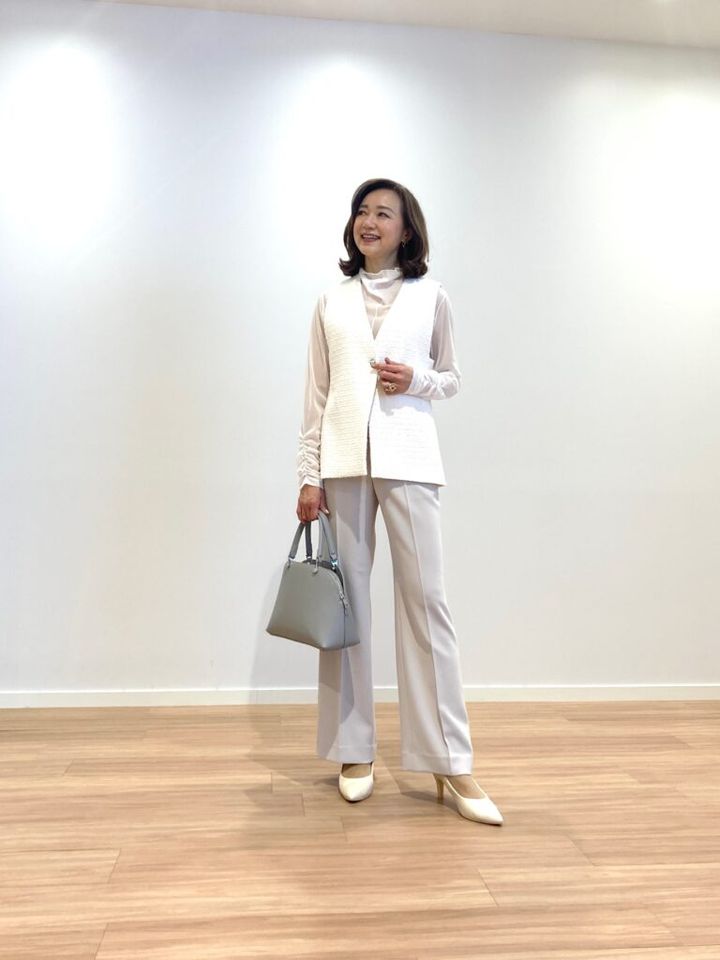 ツイードペプラムジレ WHITE ￥17,000、シャーリングスリーブシアープルオーバー WHITE ￥7,990、トリアセブレンドストレートパンツ BEIGE ￥13,000、2WAYコンパクトバッグ GRAY ￥13,000／すべてプラステ