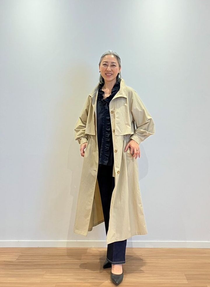 コットンブレンドスタンドカラーコート BEIGE ¥24,000、タイプライターフリルブラウス BLACK ¥11,000、PLUS STYLEソフトフレアジーンズ NAVY ¥13,000、PLUS STYLE パンプス（ハイヒール）BLACK ¥11,000／すべてプラステ
