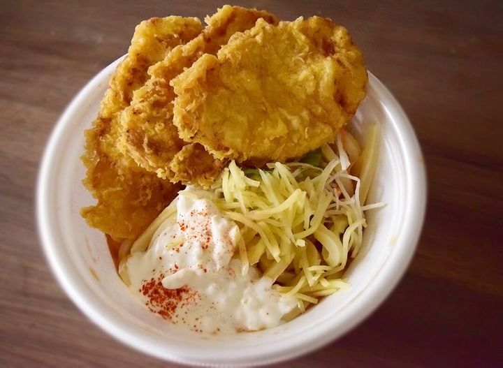 丸亀製麺「甘辛しょうがダレのはみ出る豚天ぶっかけうどん」