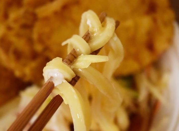 丸亀製麺「甘辛しょうがダレのはみ出る豚天ぶっかけうどん」