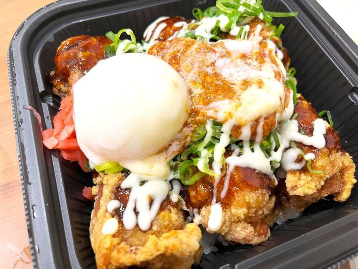 吉野家の「にんにくマシマシから揚げ超特盛丼」
