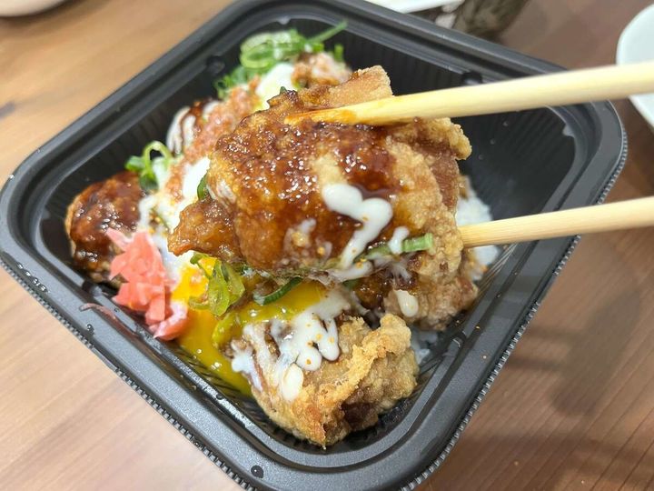 吉野家の「にんにくマシマシから揚げ超特盛丼」
