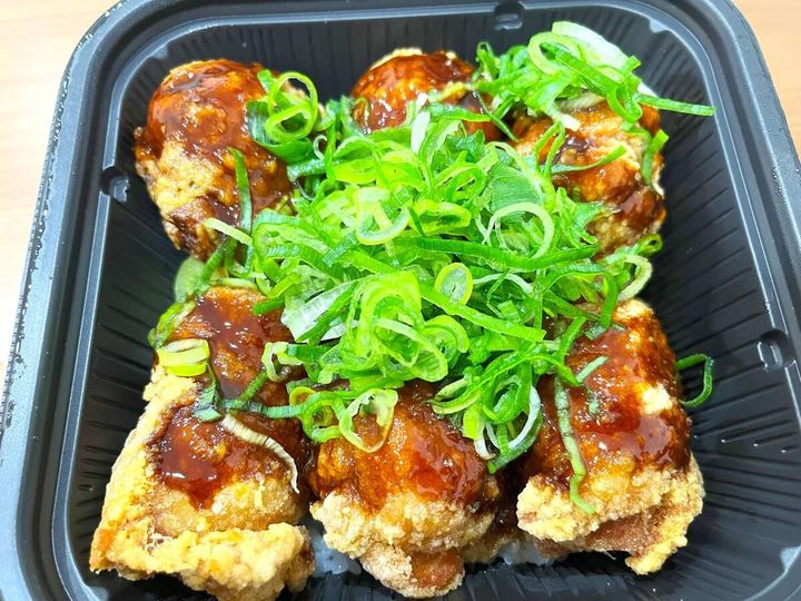 吉野家の「にんにくマシマシから揚げ超特盛丼」
