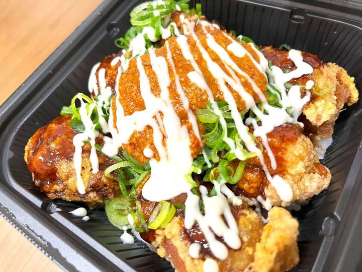 吉野家の「にんにくマシマシから揚げ超特盛丼」