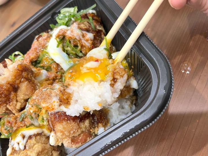 吉野家の「にんにくマシマシから揚げ超特盛丼」