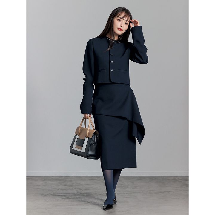 AURALEEのネイビージャケットは短丈でスタイルアップを狙えます