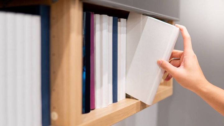 白い本を手に取る