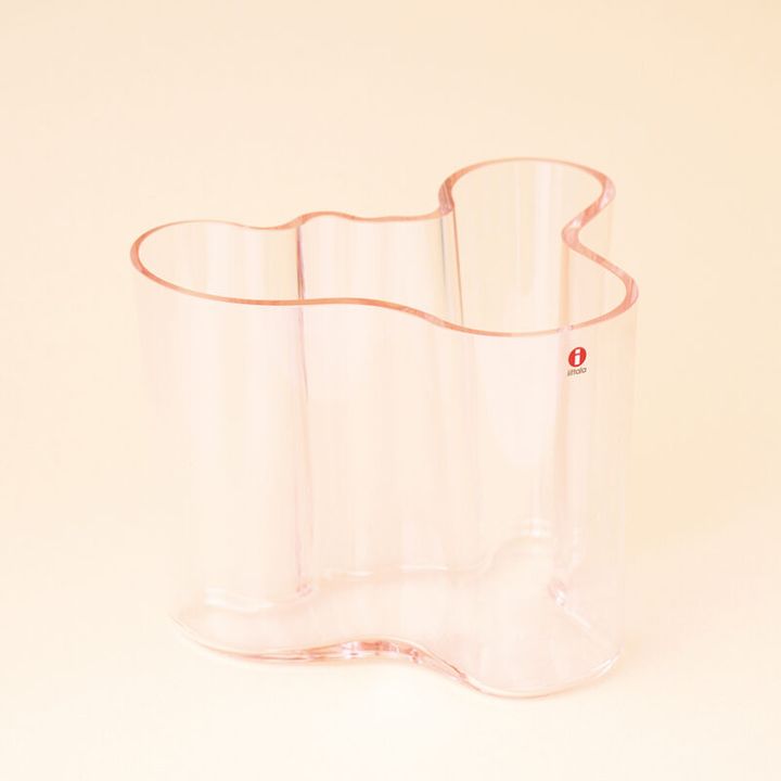 アルヴァ・アアルト コレクションベース160mmサーモンピンク（縦16×横20.5×奥行17.5㎝）¥30,800／イッタラ（イッタラ 表参道ストア）