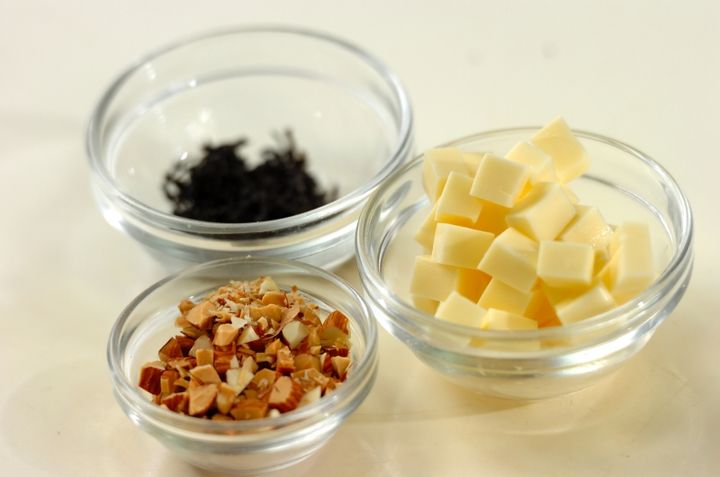 アーモンドと塩昆布のチーズおにぎりの下準備1