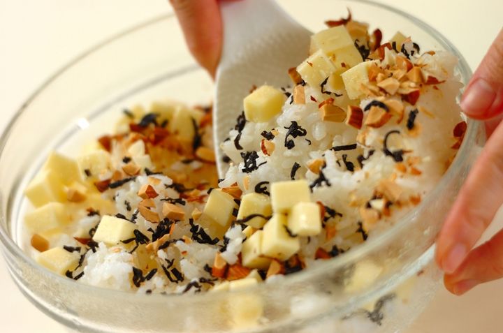 アーモンドと塩昆布のチーズおにぎりの作り方1