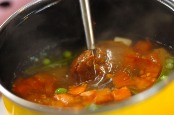 トマトとスナップエンドウのみそ汁の作り方2