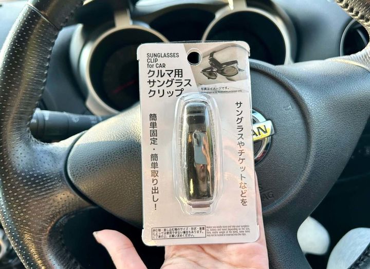 ダイソーの「車用サングラスクリップ」