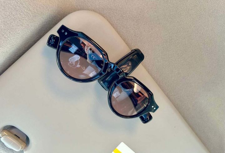 ダイソーの「車用サングラスクリップ」