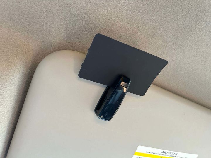 ダイソーの「車用サングラスクリップ」