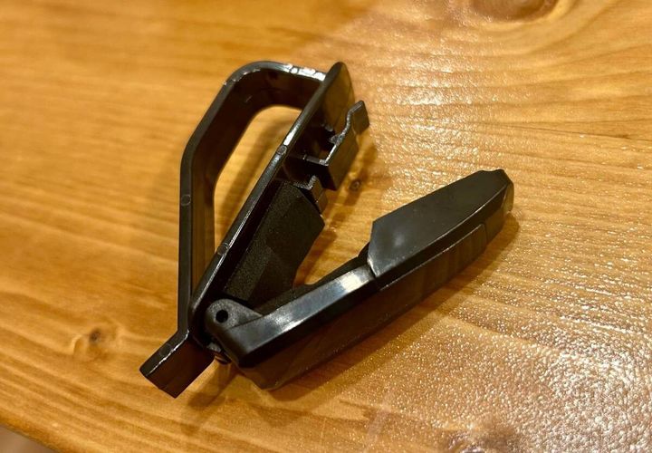 ダイソーの「車用サングラスクリップ」