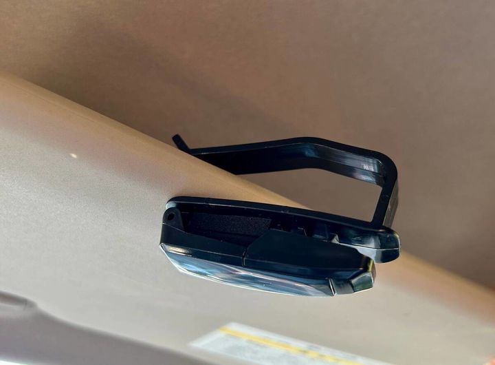 ダイソーの「車用サングラスクリップ」