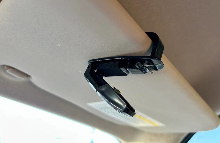 ダイソーの「車用サングラスクリップ」