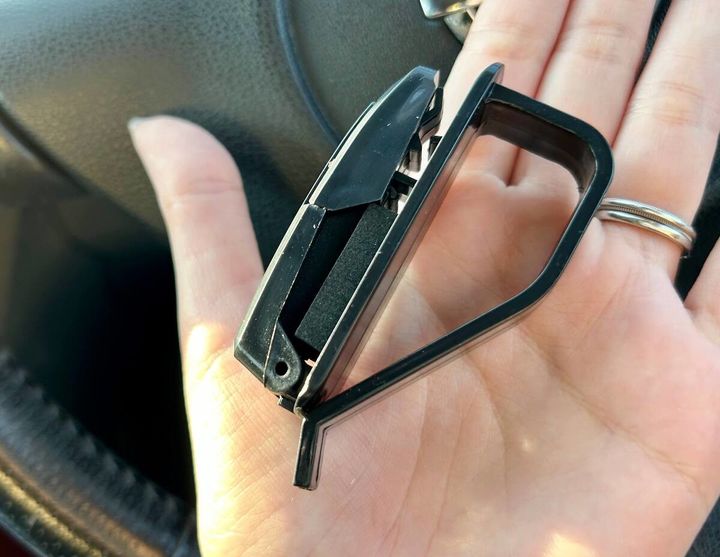 ダイソーの「車用サングラスクリップ」