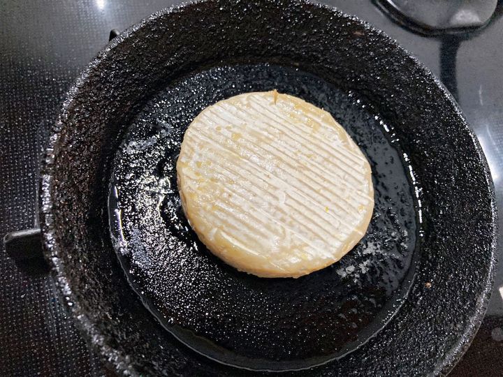 カマンベールチーズをフライパンで焼く
