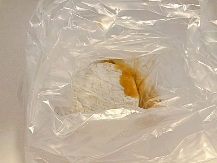 ポリ袋にみそダレとカマンベールチーズを入れる