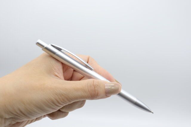 ダイソーの高級感あふれるボールペン スラーピィ