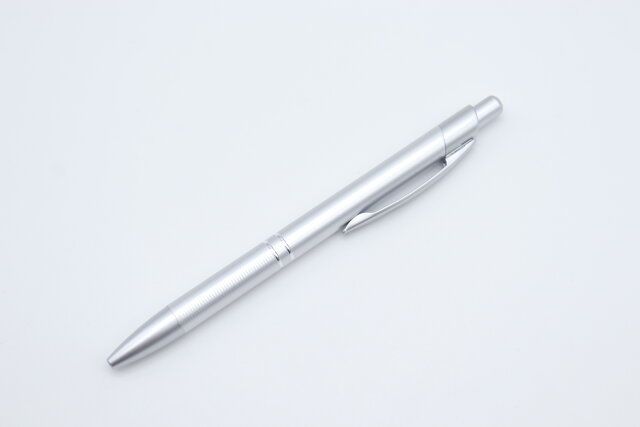 ダイソーのボールペン スラーピィはビジネスシーンにおすすめ