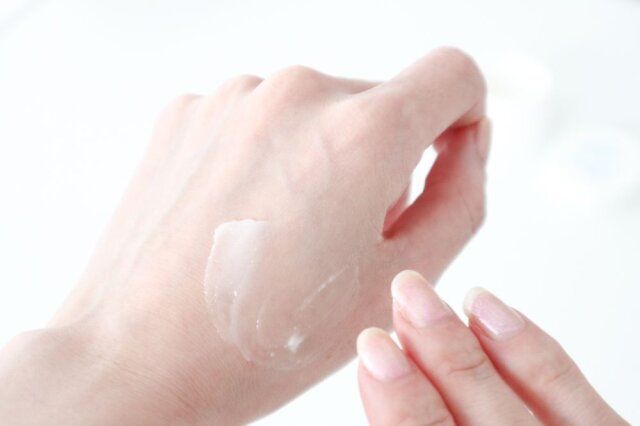 イハダ 薬用バーム 手の甲に付ける