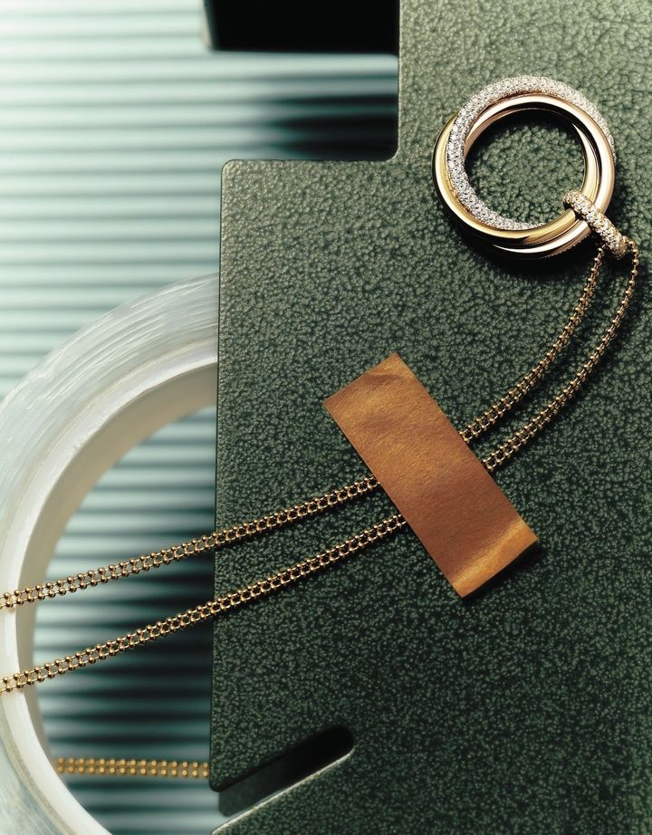 「トリニティ」 ネックレス WG×PG×YG×ダイヤモンド ￥704,000／CARTIER（カルティエ カスタマー サービスセンター）